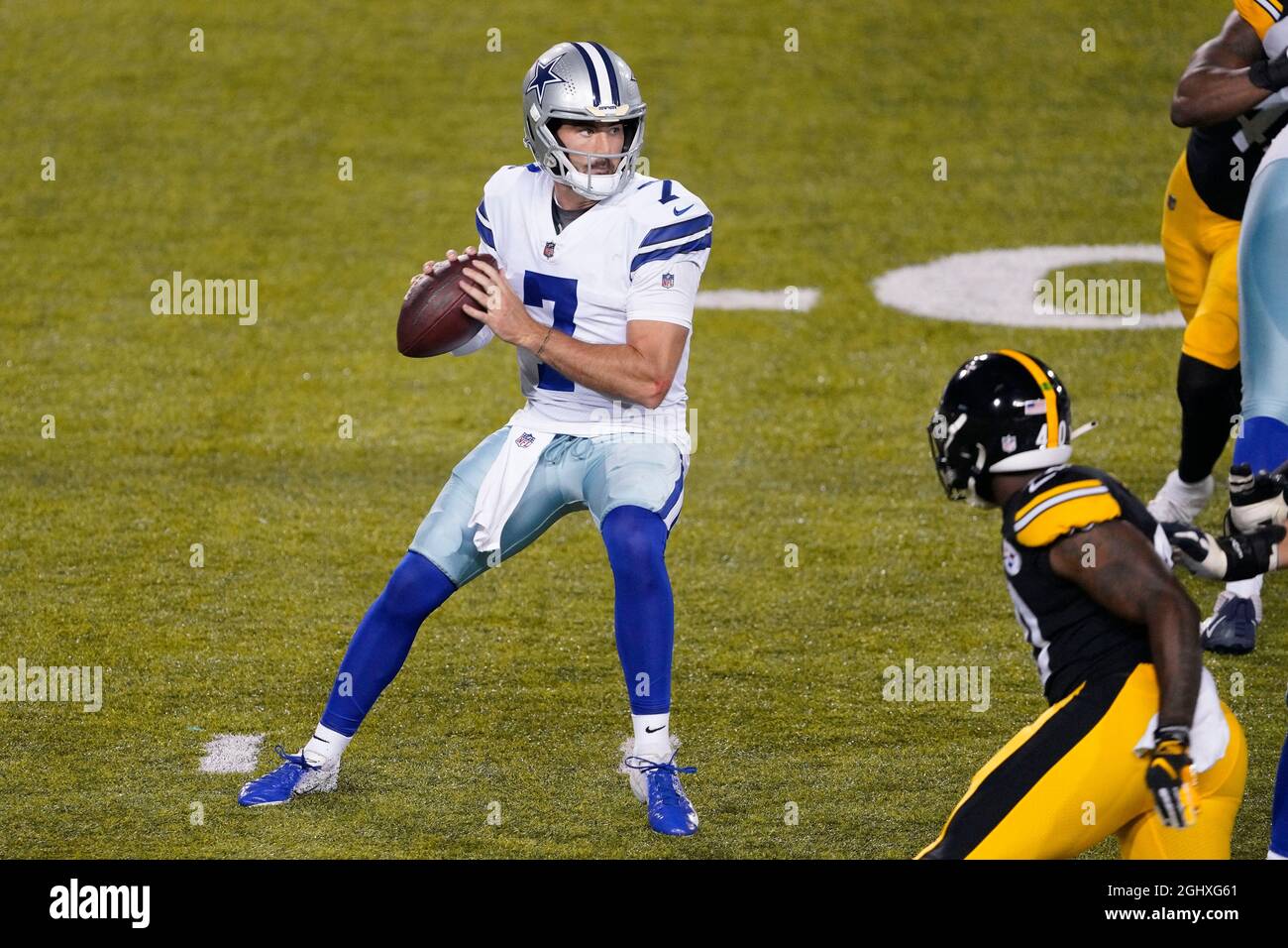 Le quarterback des Cowboys de Dallas Ben DiNucci (7) lance le football lors du match du Pro football Hall of Fame au stade Tom Benson Hall of Fame, jeudi, Banque D'Images