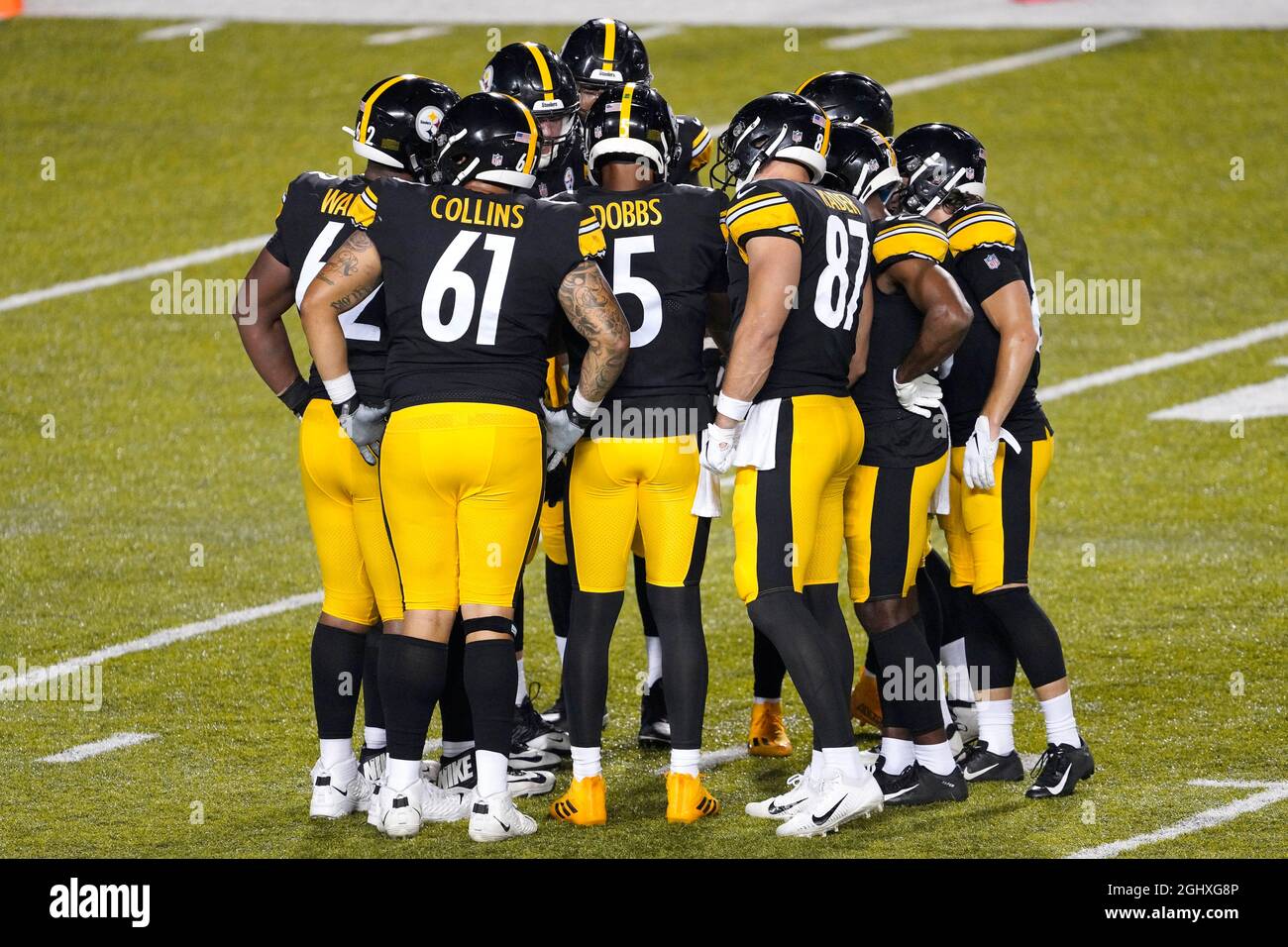 Le quarterback des Steelers de Pittsburgh Joshua Dobbs (5) organise un caucus lors du match du Pro football Hall of Fame au Tom Benson Hall of Fame Stadium, Thurs Banque D'Images