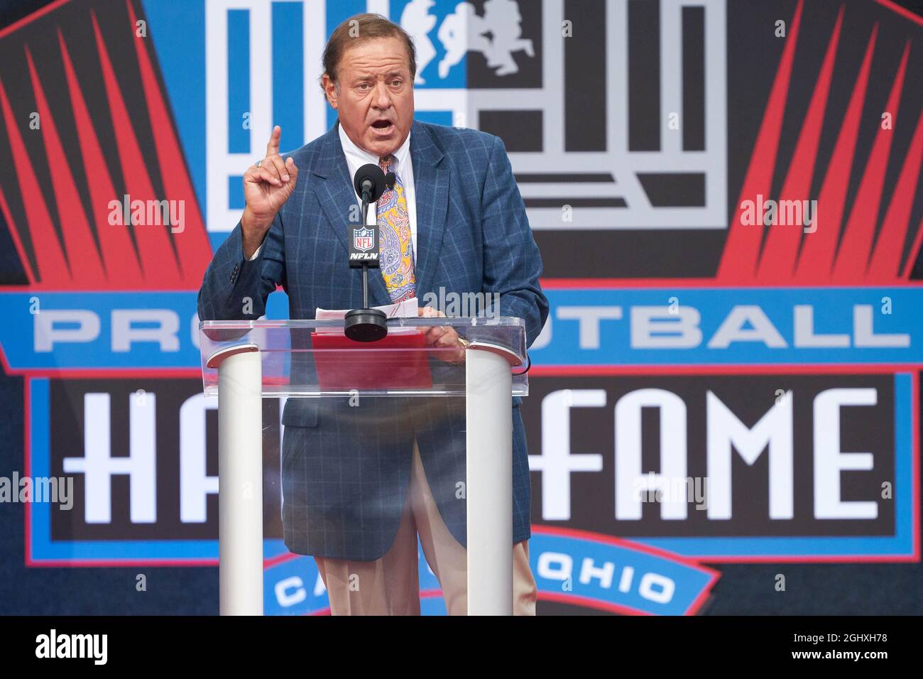 Chris Berman, ancien ancêtre d'ESPN, parle lors de la classe Pro football Hall of Fame de 2020, le samedi 7 août 2021, à Canton, Ohio. (Robi Banque D'Images