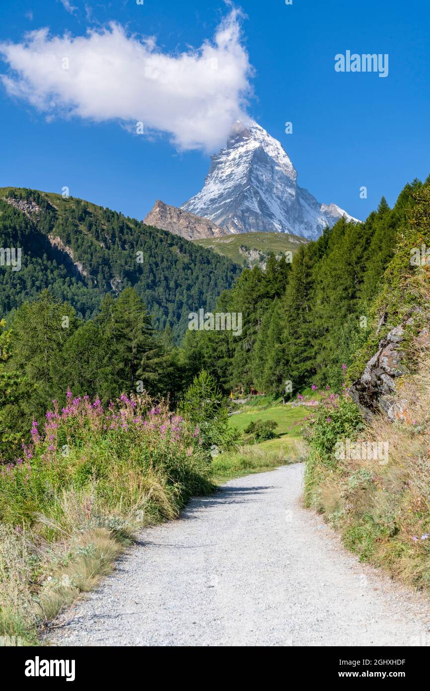 Sentier de montagne avec Matterhorn derrière, Zermatt, Valais, Suisse Banque D'Images