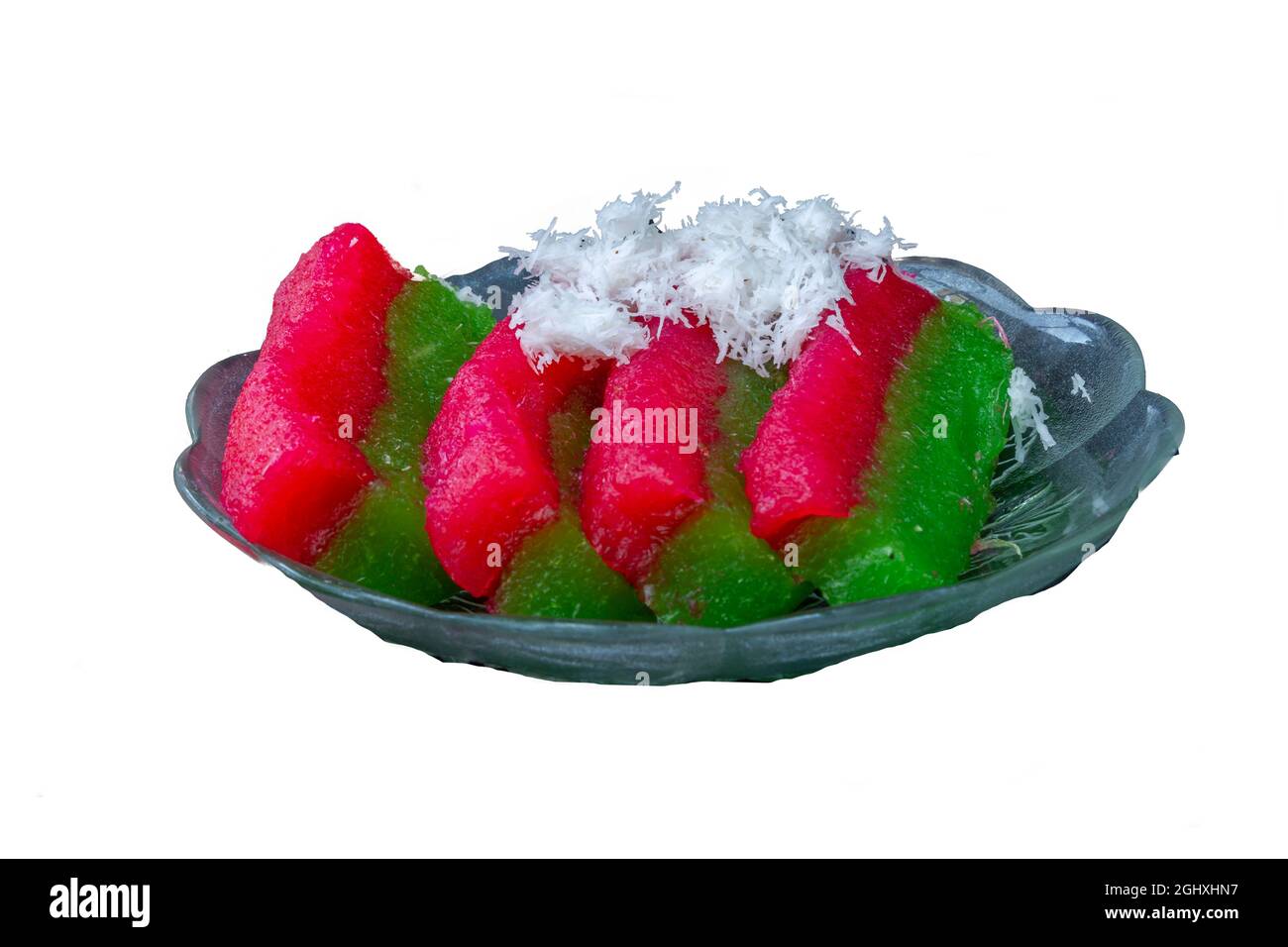 Nourriture traditionnelle isolée sur fond blanc avec un chemin d'écrêtage, gâteau au manioc avec noix de coco râpée Banque D'Images