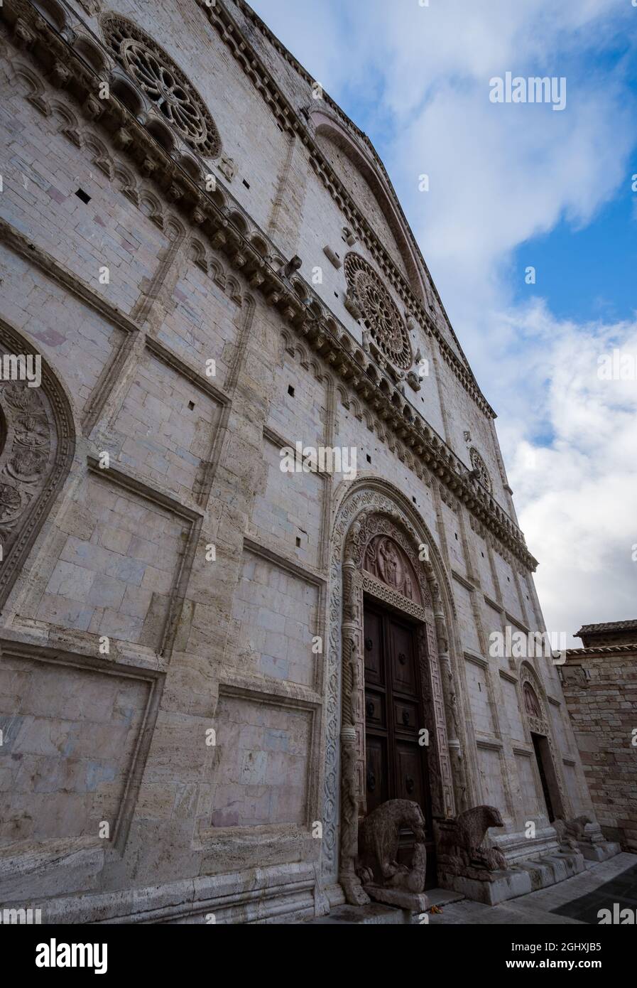 La cathédrale de San Rufino est le principal lieu de culte catholique dans la ville d'Assise, l'église mère du diocèse d'Assise-Nocera Umbra-Guald Banque D'Images