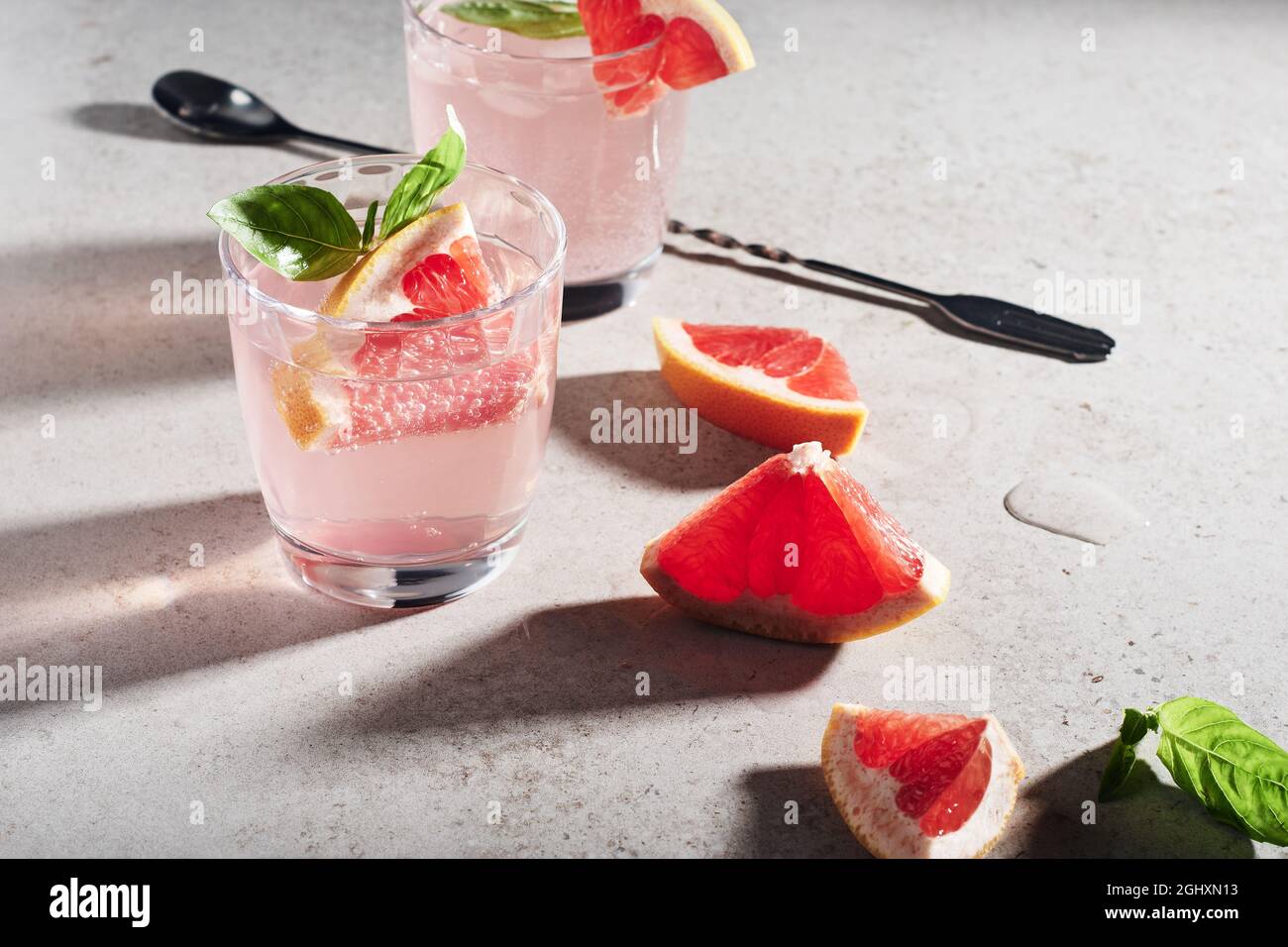 Boisson au pamplemousse et au basilic. Cocktail d'été à faible teneur en alcool. Banque D'Images