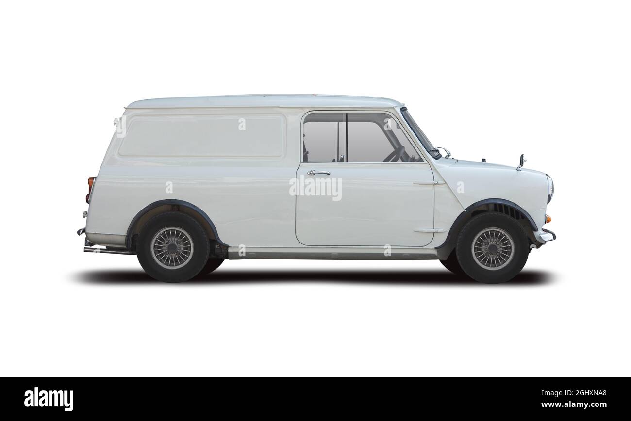 Mini Cooper classique britannique, vue latérale isolée sur fond blanc Banque D'Images