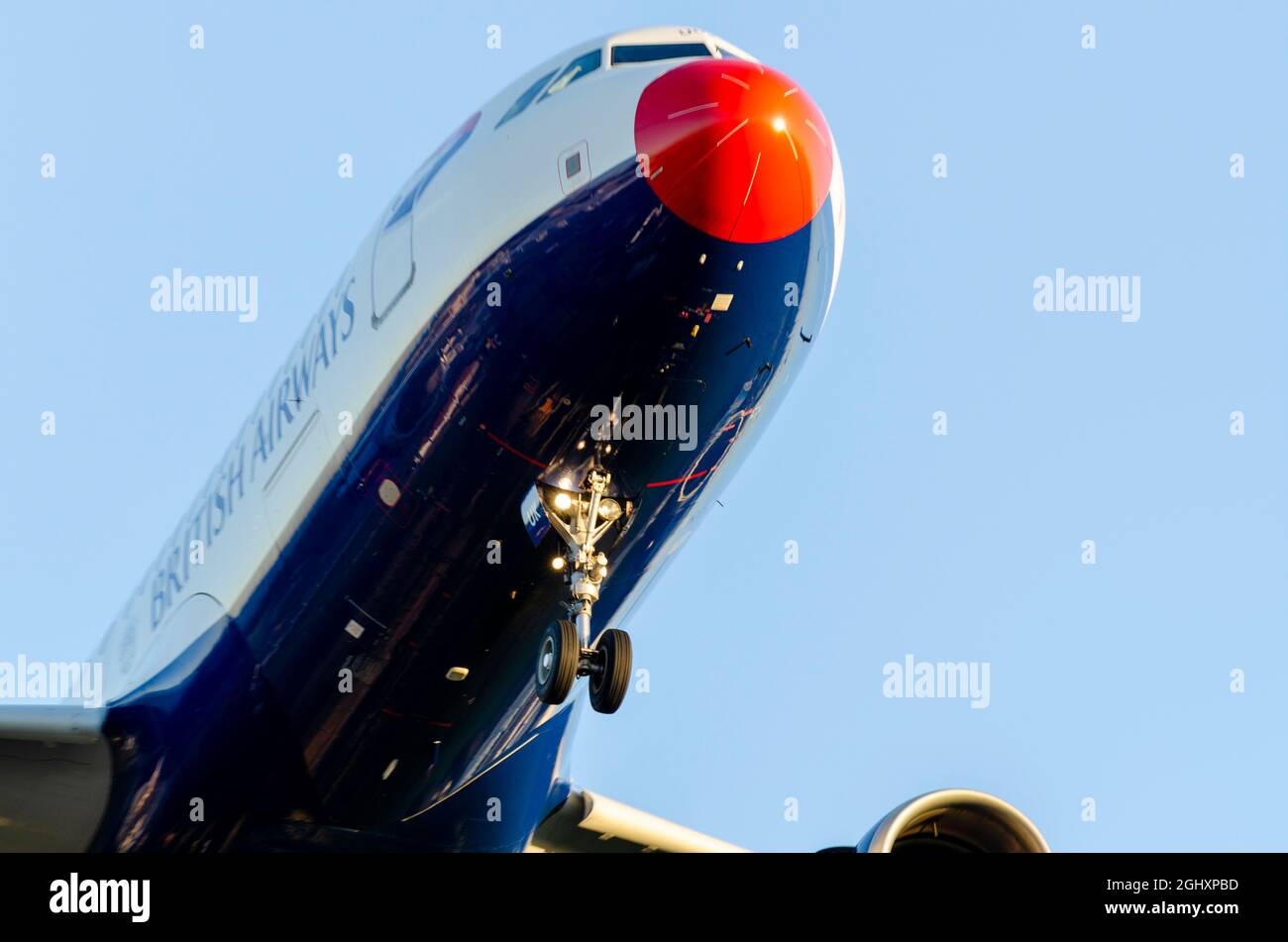 Avion-avion de ligne Airbus A320 de British Airways G-EUUK avec un nez rouge pour le Comic relief Red Nose Day, atterrissage à l'aéroport de Londres Heathrow, Royaume-Uni Banque D'Images