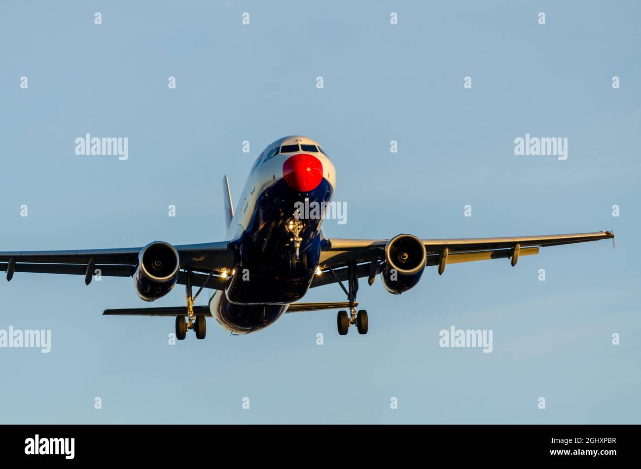 Avion-avion de ligne Airbus A320 de British Airways G-EUUK avec un nez rouge pour le Comic relief Red Nose Day, atterrissage à l'aéroport de Londres Heathrow, Royaume-Uni Banque D'Images