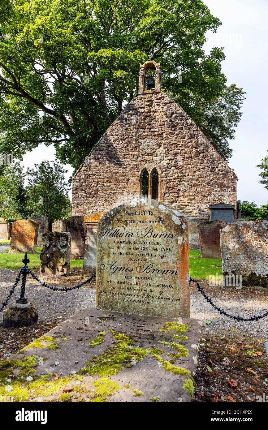Alloway kirk avec la pierre tombale au premier plan, de William Burns et Agnes Brown , le père et la mère du poète écossais Robert Burns, Ayr Banque D'Images