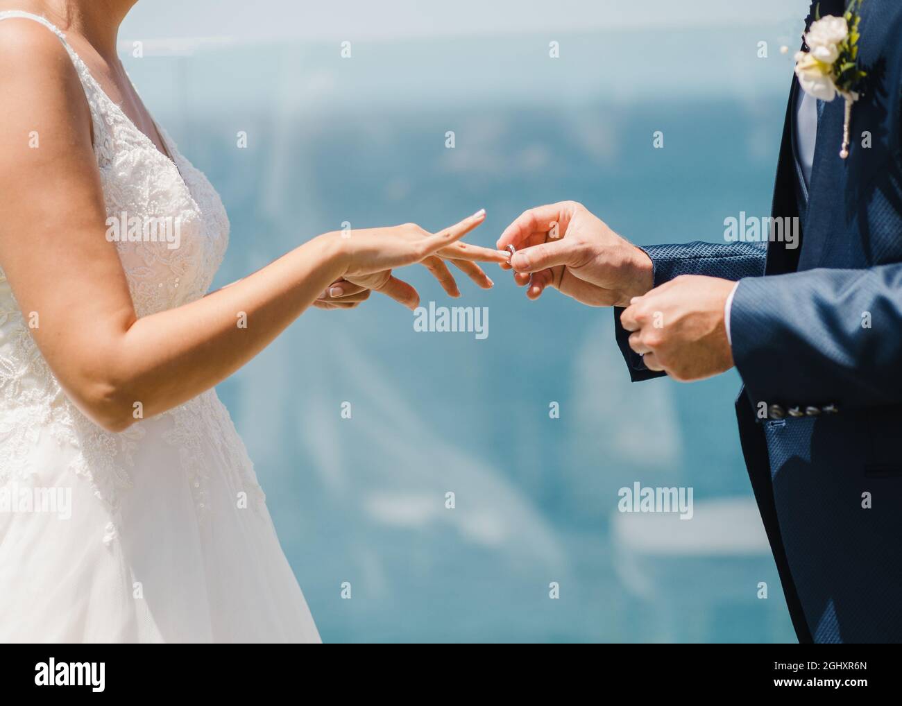 Crop newlyweds échanger des anneaux de mariage pendant la cérémonie Banque D'Images