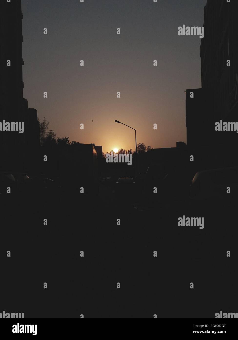 Coucher de soleil dans la ville. Belle vue sur le coucher du soleil. Banque D'Images