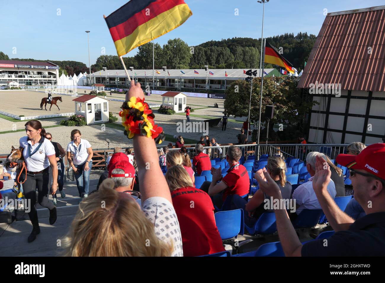 Hagen A..W., Allemagne. 07septembre 2021. Sport équestre: Championnat d'Europe U25, dressage. Le dressage Ellen Richter (Allemagne) fait le tour de Vinay NRW devant les spectateurs. Richter a remporté les championnats allemands U25 auparavant. Credit: Friso Gentsch/dpa/Alay Live News Banque D'Images