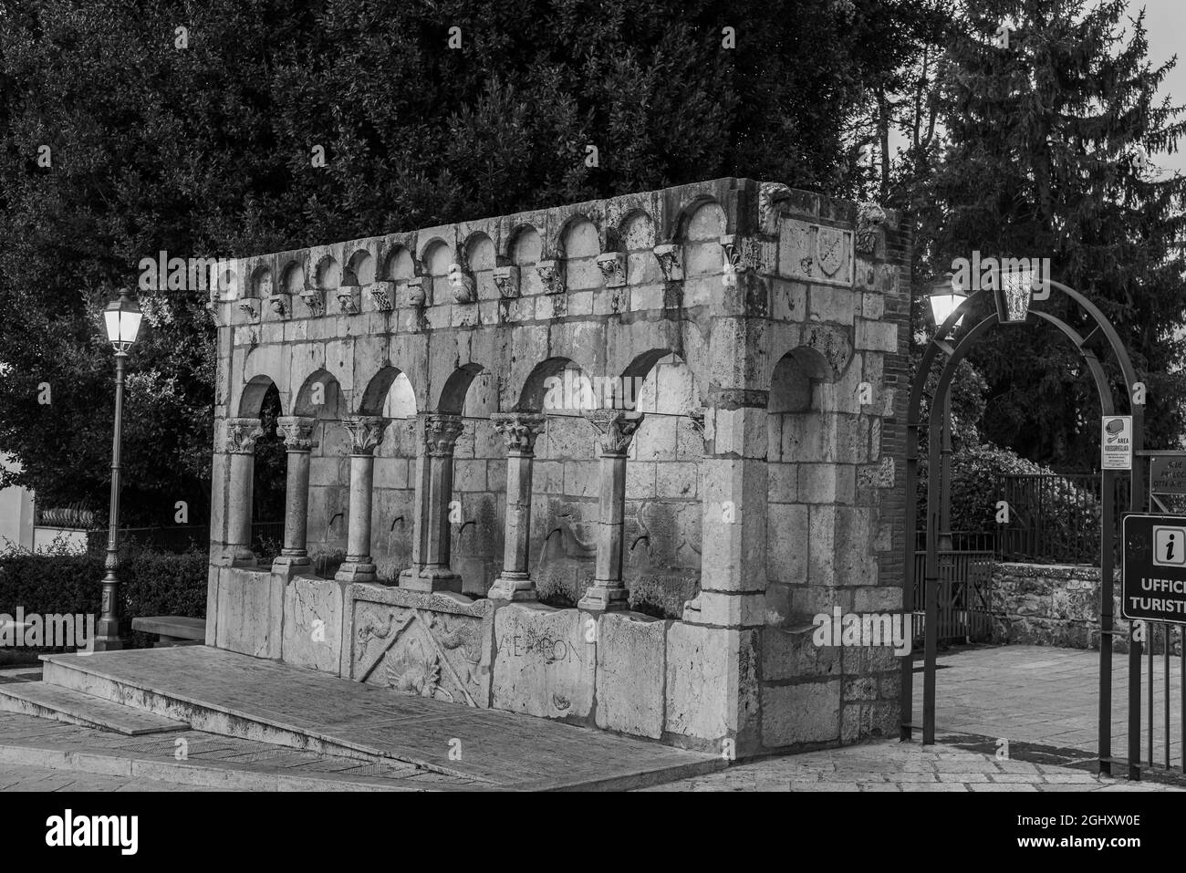 La Fontana Fraterna (ou Fontana della Fraterna, Fontana della Concezione, fontaine de la Sette Cannelle ou simplement Fraterna) est un public élégant Banque D'Images