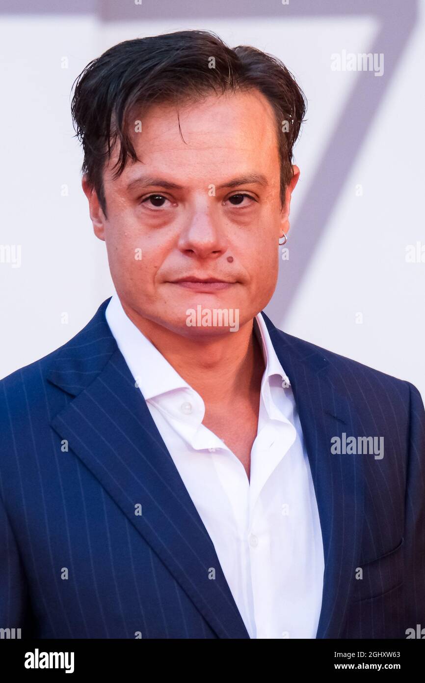 Le Palazzo del Cinema, Lido di Venezia, Venise, Italie. 7 septembre 2021.  Lino Musella pose sur le tapis rouge pour LE ROI DU RIRE ( QUI RIDO IO )  pendant le 78e