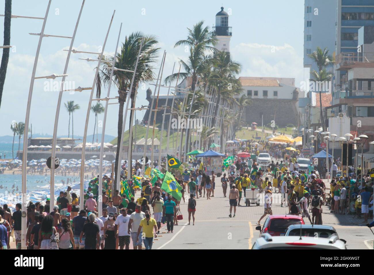 Salvador, Brésil. 07septembre 2021. Manifestants, partisans de Bolsonaro, dans les rues de Farol da Barra, vêtus de vert et de jaune, avec des drapeaux brésiliens, ce mardi matin, le 7 septembre congé de l'indépendance, à Salvador, (BA). Crédit: Mauro Akiin Nassor/FotoArena/Alay Live News Banque D'Images