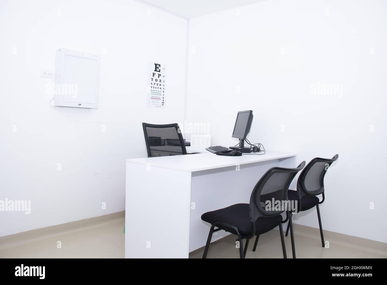 Bureau vide avec écran d'ordinateur dans un bureau blanc Banque D'Images