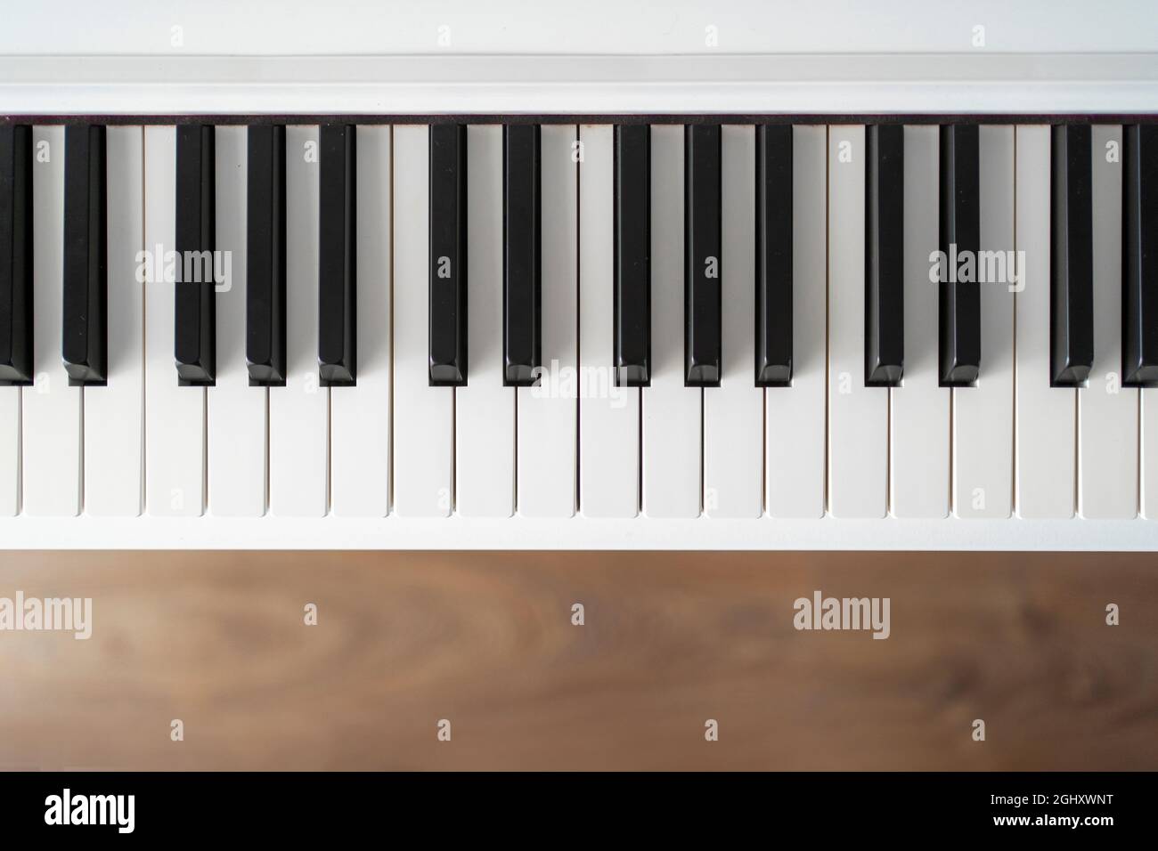 Clavier piano. Musique classique sur piano numérique électronique. Vue sur le sol en bois. Belles touches de piano blanches. Banque D'Images
