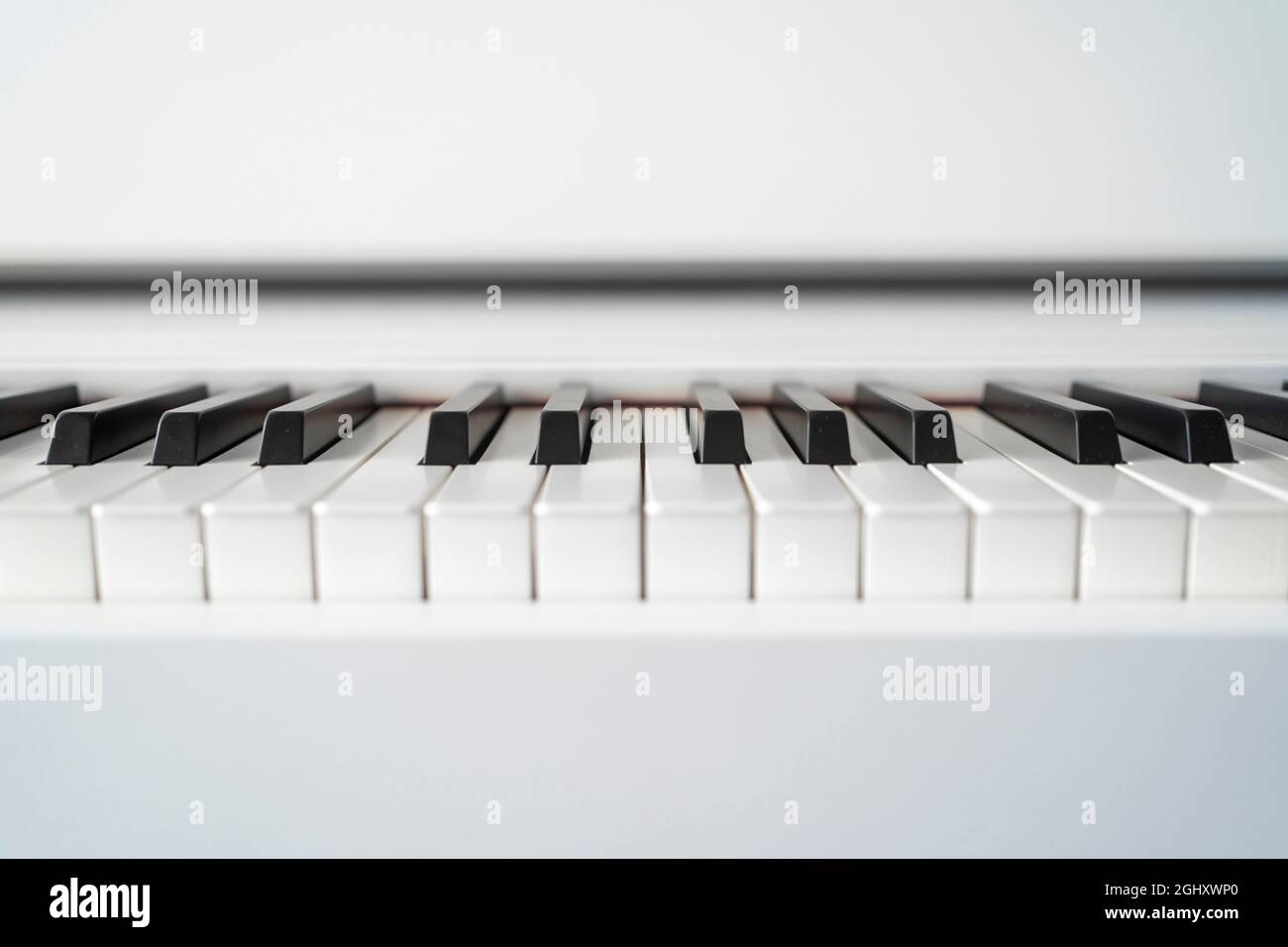 Piano numérique regardant les touches. Faible profondeur de champ. Musique classique sur piano numérique électronique. Belles touches de piano en gros plan. Banque D'Images