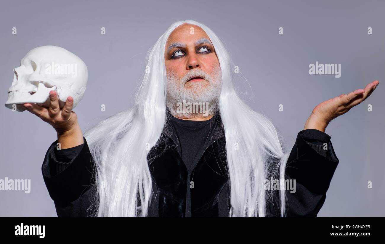 Joyeux Halloween. Diable avec crâne. Horreur et effrayant concept. 31 octobre. Homme barbu prêt pour la fête d'halloween. Banque D'Images