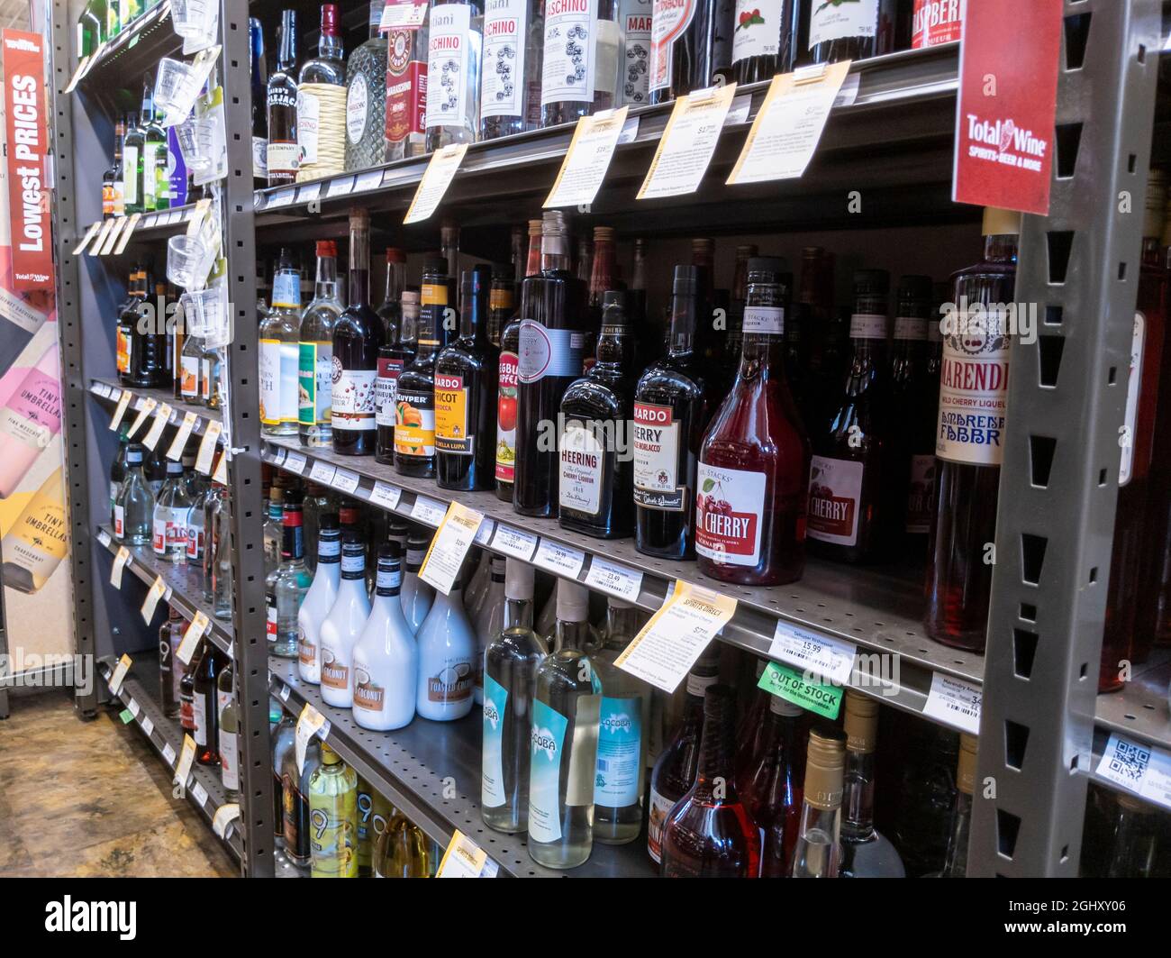 Bellevue, WA USA - vers août 2021 : vue sur divers liqueurs et liqueurs à l'intérieur d'une boutique de boissons Total Wine. Banque D'Images