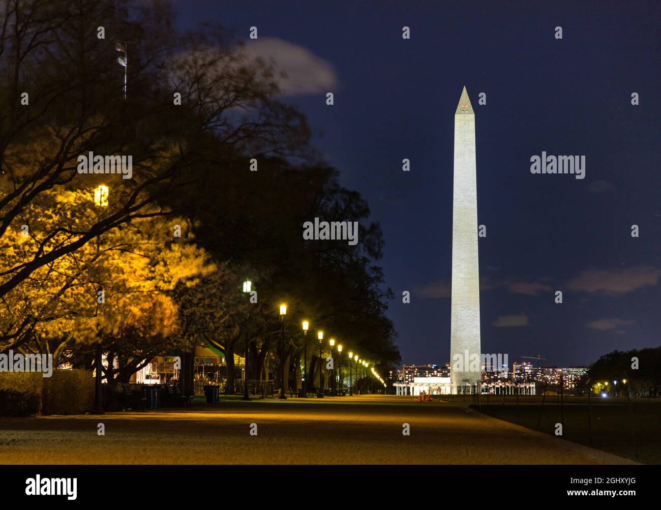 Une photo du Washington Monument la nuit, vue depuis le National Mall. Banque D'Images