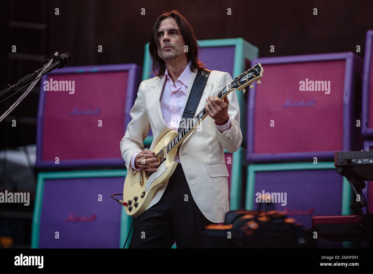 Seattle, États-Unis. 06e septembre 2021. Seattle, WA - 06 SEPTEMBRE 2021 : Brian Bell, du groupe de rock Weezer, se produit devant une foule en rupture de stock lors de la Hella Mega Tour au T-Mobile Park le 06 septembre 202 1 à Seattle, Washington. Photo Xander Deccio/imageSPACE Credit: Imagespace/Alay Live News Banque D'Images