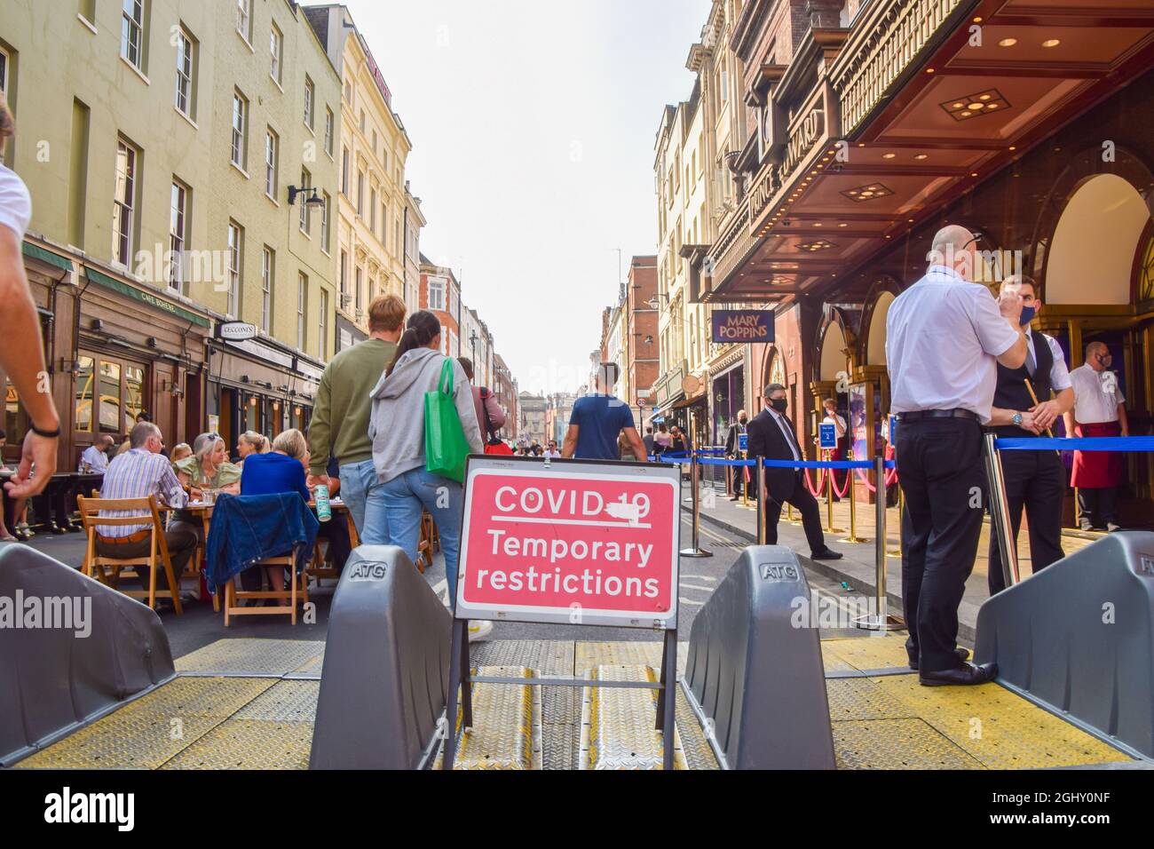 Londres, Royaume-Uni. 5 septembre 2021. En plein air, vous pourrez vous asseoir dans la rue Old Compton Street, Soho, dans le centre de Londres. Plusieurs rues ont été bloquées pour cause de circulation à certaines heures de la journée et le week-end pour permettre de s'asseoir dans les bars, cafés et restaurants pendant la pandémie du coronavirus. Banque D'Images