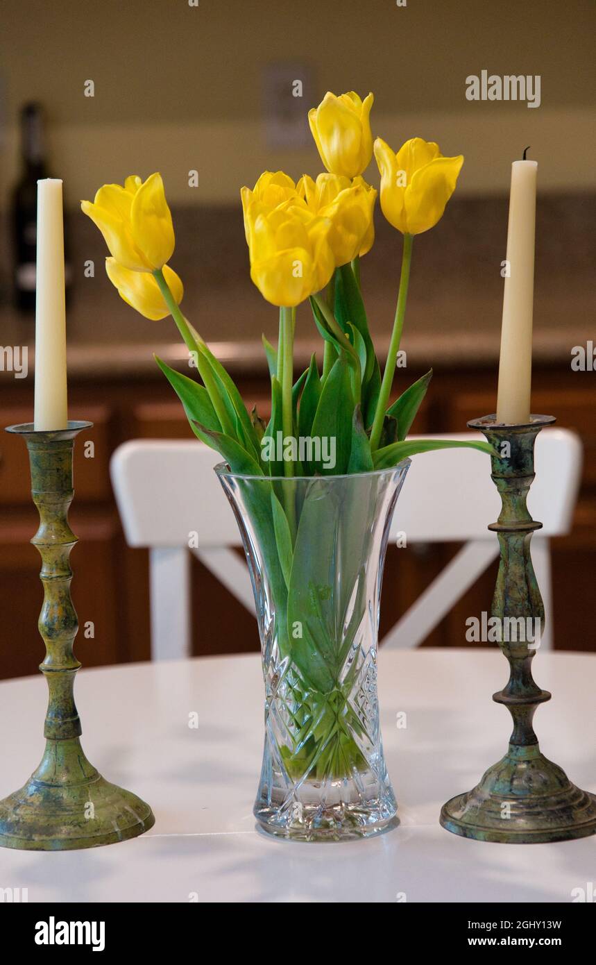 Photo verticale de tulipes jaunes dans un beau vase en verre Banque D'Images