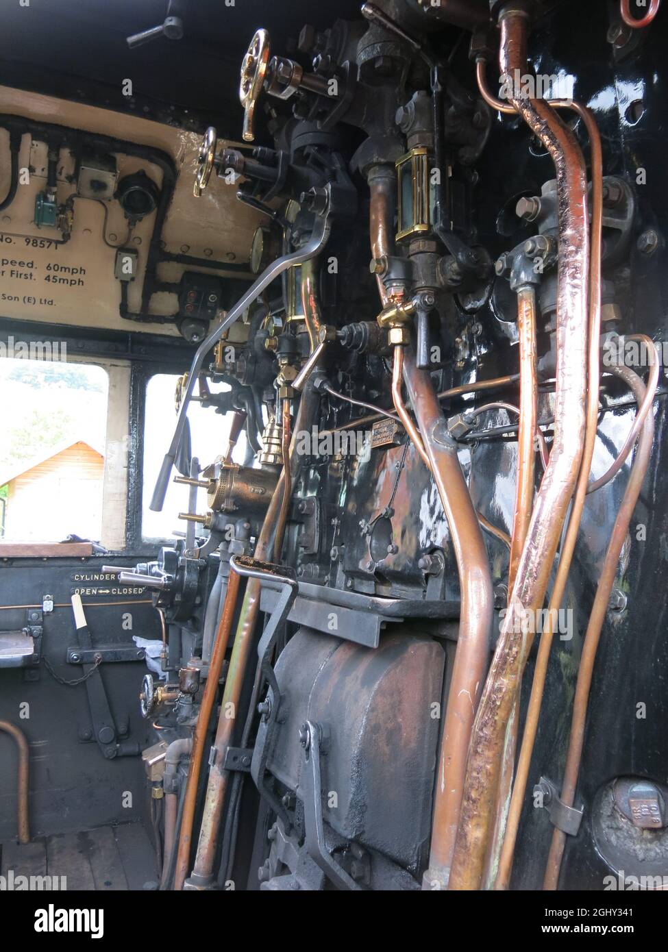 Vue rapprochée de la cabine conducteur avec toutes les commandes et le régulateur : le train à vapeur Jacobite, un chemin de fer historique emblématique sur la West Highland Line. Banque D'Images