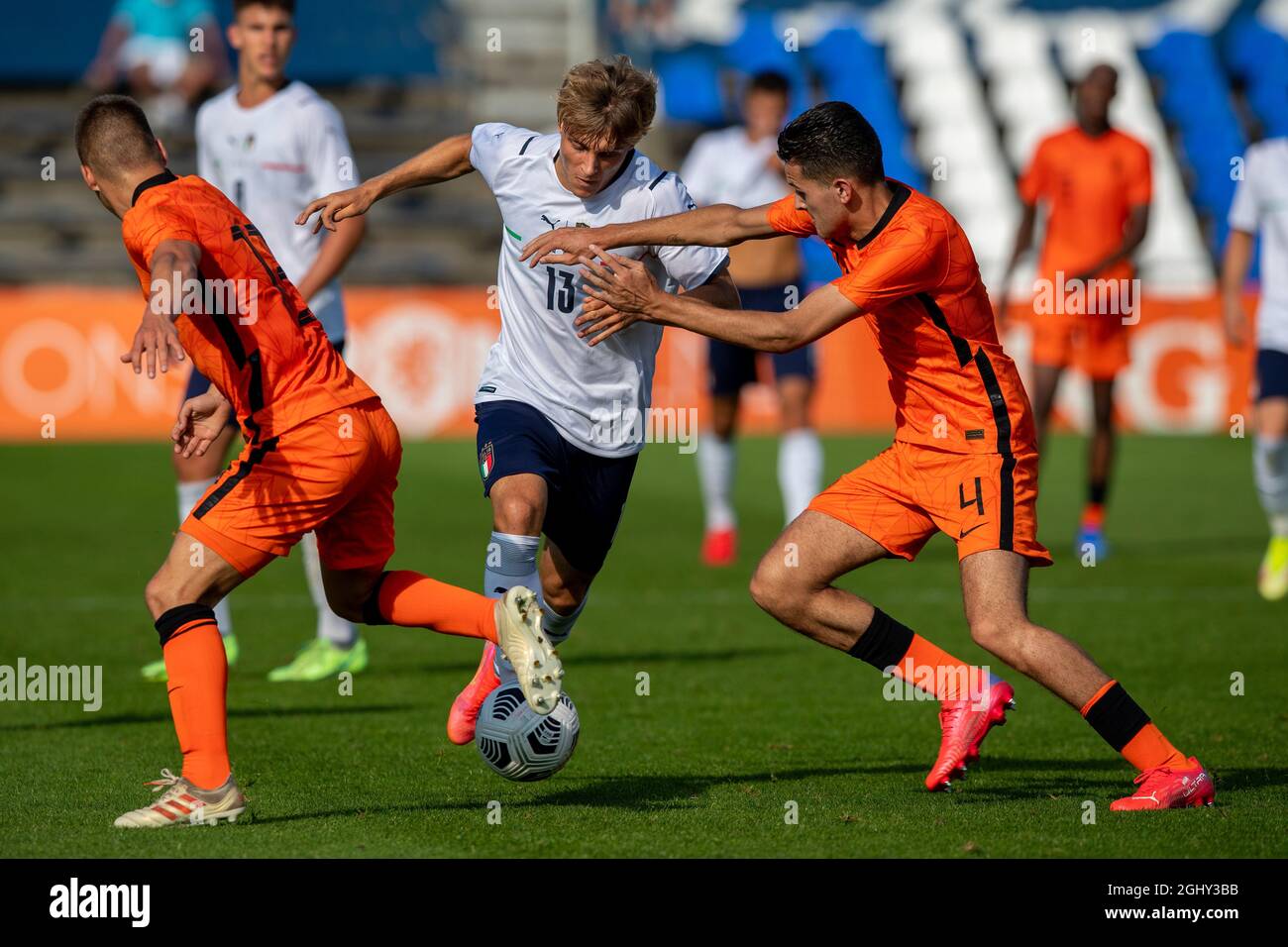 KATWIJK, PAYS-BAS - SEPTEMBRE 6 : Maxwell van Dijk des pays-Bas o19, Gabriele Mulazzi de l'Italie o19, Justin Hubner des pays-Bas o19 lors du match amical entre les pays-Bas o19 et l'Italie o19 au Sportpark Nieuw Zuid le 6 septembre 2021 à Katwijk, pays-Bas (photo de Kees Kuijt/Orange Pictures) Banque D'Images