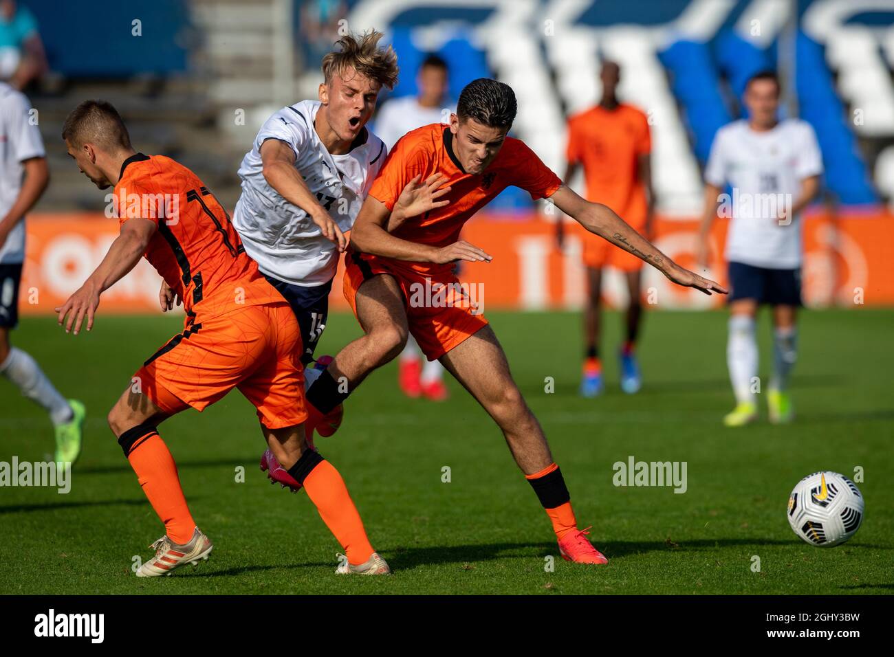 KATWIJK, PAYS-BAS - SEPTEMBRE 6 : Maxwell van Dijk des pays-Bas o19, Gabriele Mulazzi de l'Italie o19, Justin Hubner des pays-Bas o19 lors du match amical entre les pays-Bas o19 et l'Italie o19 au Sportpark Nieuw Zuid le 6 septembre 2021 à Katwijk, pays-Bas (photo de Kees Kuijt/Orange Pictures) Banque D'Images