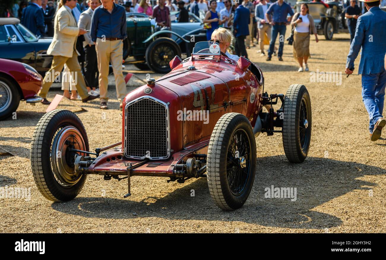 Jennie Taylor conduisant sa merveilleuse Alfa Romeo P3 Tipo B 1932, pour recueillir le prix 2021 des Concours de l'élégance des années 1930 au palais de Hampton court Banque D'Images