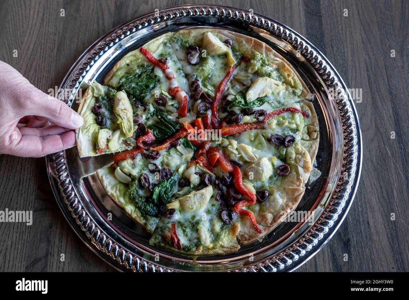 Pizza gastronomique végétarienne et pizza à la main, Violet Crown Cinema, Railyard District, Santa Fe, Nouveau-Mexique Banque D'Images