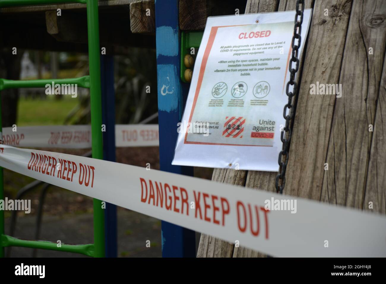 REEFTON, NOUVELLE-ZÉLANDE, 6 SEPTEMBRE 2021 : la signalisation et les barrières avertissent les enfants d'un terrain de jeu public lors du confinement de Covid 19 en Nouvelle-Zélande, 6 septembre 2021 Banque D'Images