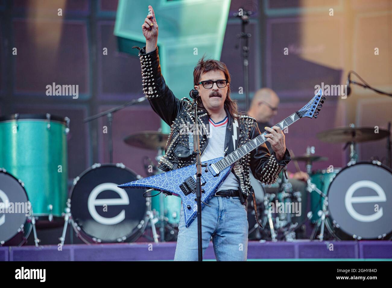 Seattle, États-Unis. 06e septembre 2021. Seattle, WA - 06 SEPTEMBRE 2021 : Rivers Cuomo du groupe de rock Weezer se produit devant une foule vendue lors de la visite Hella Mega Tour au parc T-Mobile le 06 septembre 202 1 à Seattle, Washington. Photo Xander Deccio/imageSPACE/Sipa USA crédit: SIPA USA/Alay Live News Banque D'Images