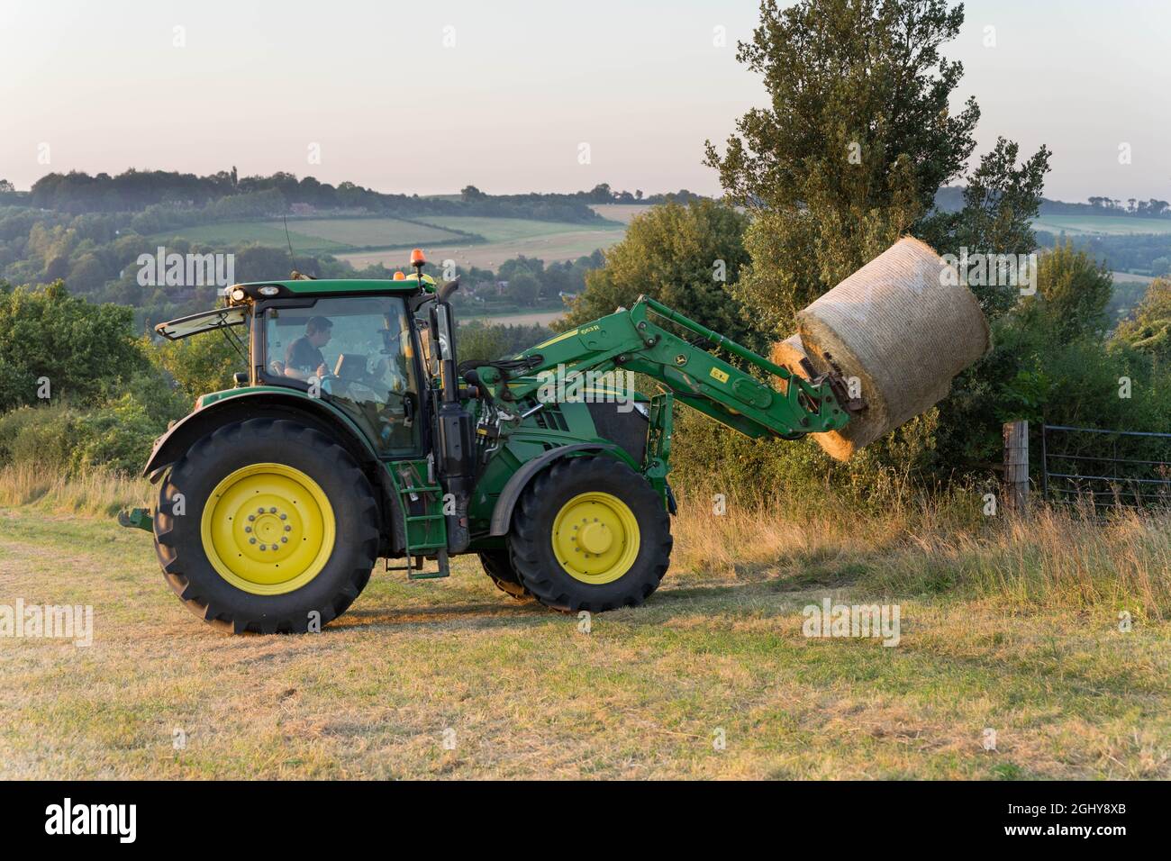 Kent, Angleterre, 07 septembre 2021. Tracteur transportant des rouleaux de balles de foin - les empiler loin dans le hangar de la forte pluie prévue par le Royaume-Uni a rencontré le bureau d'avertissement météorologique jaune pendant 10 heures d'orages pour lash Royaume-Uni d'ici mercredi. Credit: Xiu Bao/Alamy Live News Banque D'Images