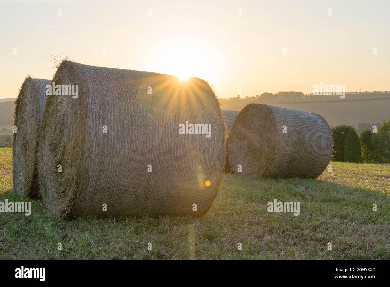 Kent, Angleterre, 07 septembre 2021. Météo Royaume-Uni. Tracteur transportant des rouleaux de balles de foin - les empiler loin dans le hangar de la forte pluie prévue par le Royaume-Uni a rencontré le bureau d'avertissement météorologique jaune pendant 10 heures d'orages pour lash Royaume-Uni d'ici mercredi. Credit: Xiu Bao/Alamy Live News Banque D'Images