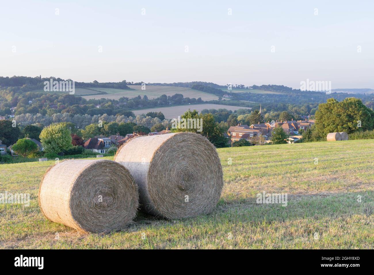 Kent, Angleterre, 07 septembre 2021. Tracteur transportant des rouleaux de balles de foin - les empiler loin dans le hangar de la forte pluie prévue par le Royaume-Uni a rencontré le bureau d'avertissement météorologique jaune pendant 10 heures d'orages pour lash Royaume-Uni d'ici mercredi. Credit: Xiu Bao/Alamy Live News Banque D'Images