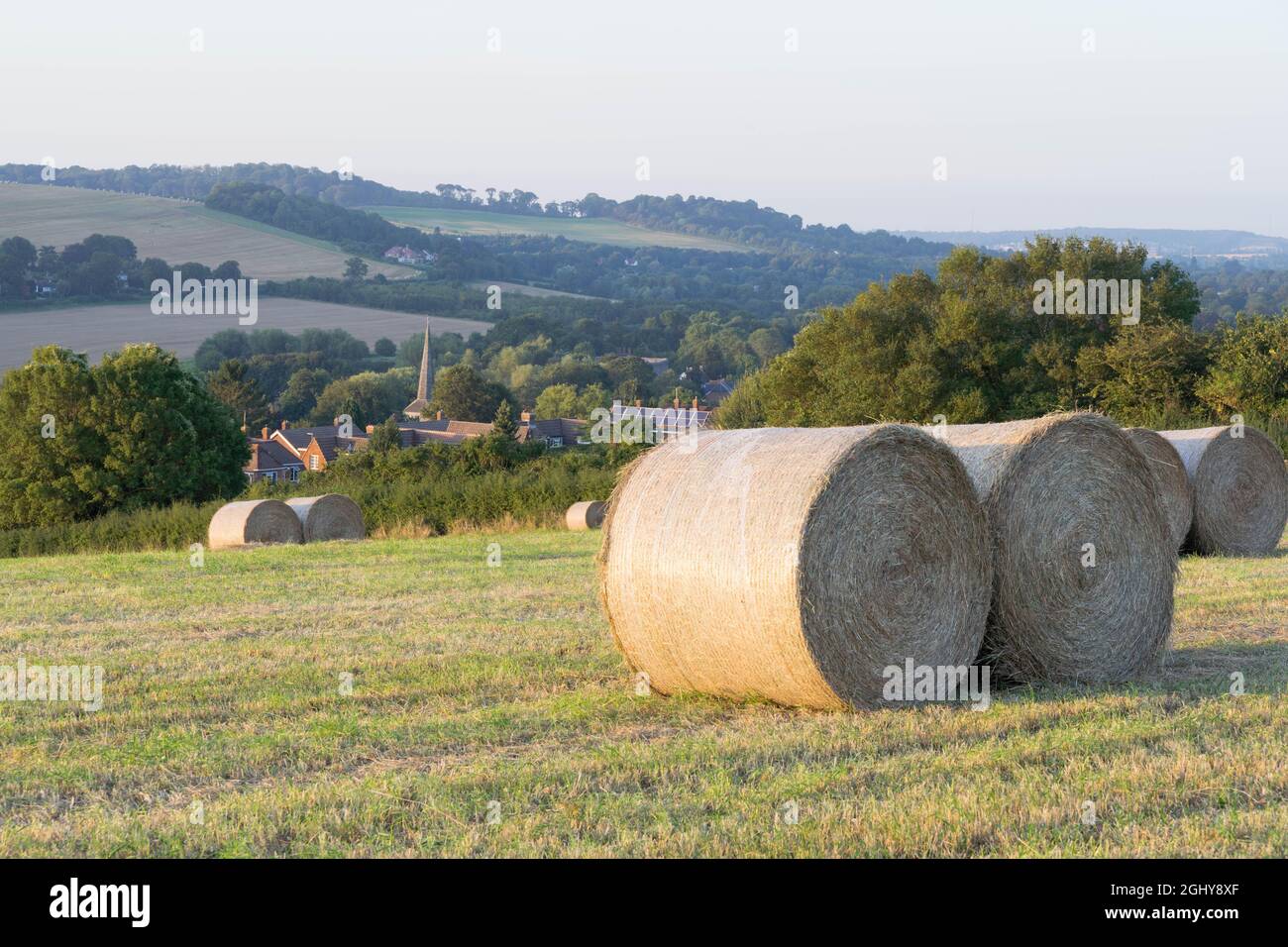 Kent, Angleterre, 07 septembre 2021. Tracteur transportant des rouleaux de balles de foin - les empiler loin dans le hangar de la forte pluie prévue par le Royaume-Uni a rencontré le bureau d'avertissement météorologique jaune pendant 10 heures d'orages pour lash Royaume-Uni d'ici mercredi. Credit: Xiu Bao/Alamy Live News Banque D'Images