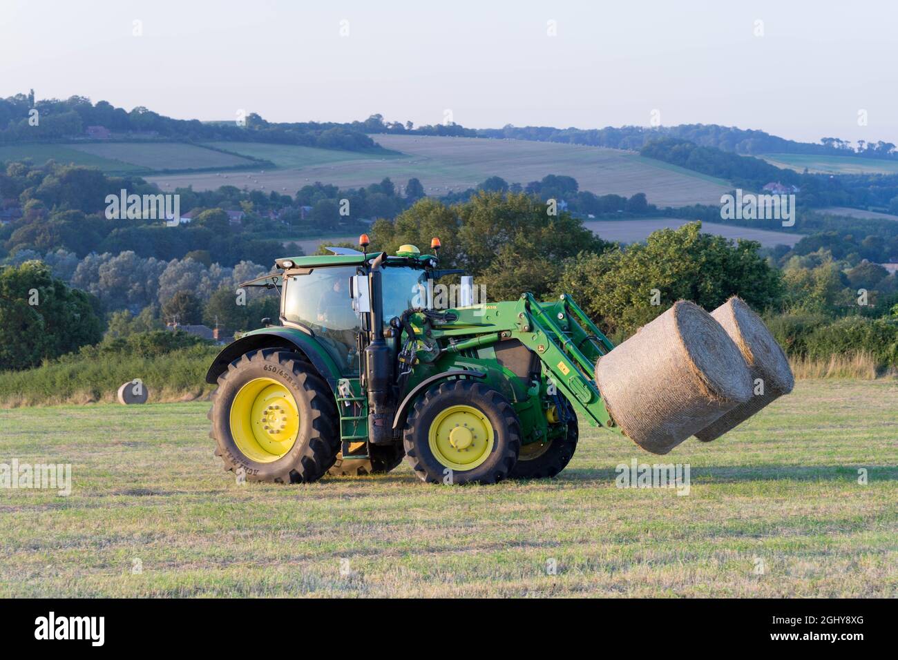 Kent, Angleterre, 07 septembre 2021. Tracteur transportant des rouleaux de balles de foin - les empiler loin dans le hangar de la forte pluie prévue par le Royaume-Uni a rencontré le bureau d'avertissement météorologique jaune pendant 10 heures d'orages pour lash Royaume-Uni d'ici mercredi. Credit: Xiu Bao/Alamy Live News Banque D'Images