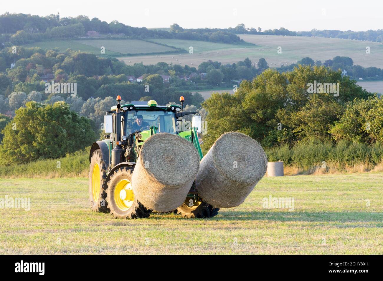 Kent, Angleterre, 07 septembre 2021. Tracteur transportant des rouleaux de balles de foin - les empiler loin dans le hangar de la forte pluie prévue par le Royaume-Uni a rencontré le bureau d'avertissement météorologique jaune pendant 10 heures d'orages pour lash Royaume-Uni d'ici mercredi. Credit: Xiu Bao/Alamy Live News Banque D'Images
