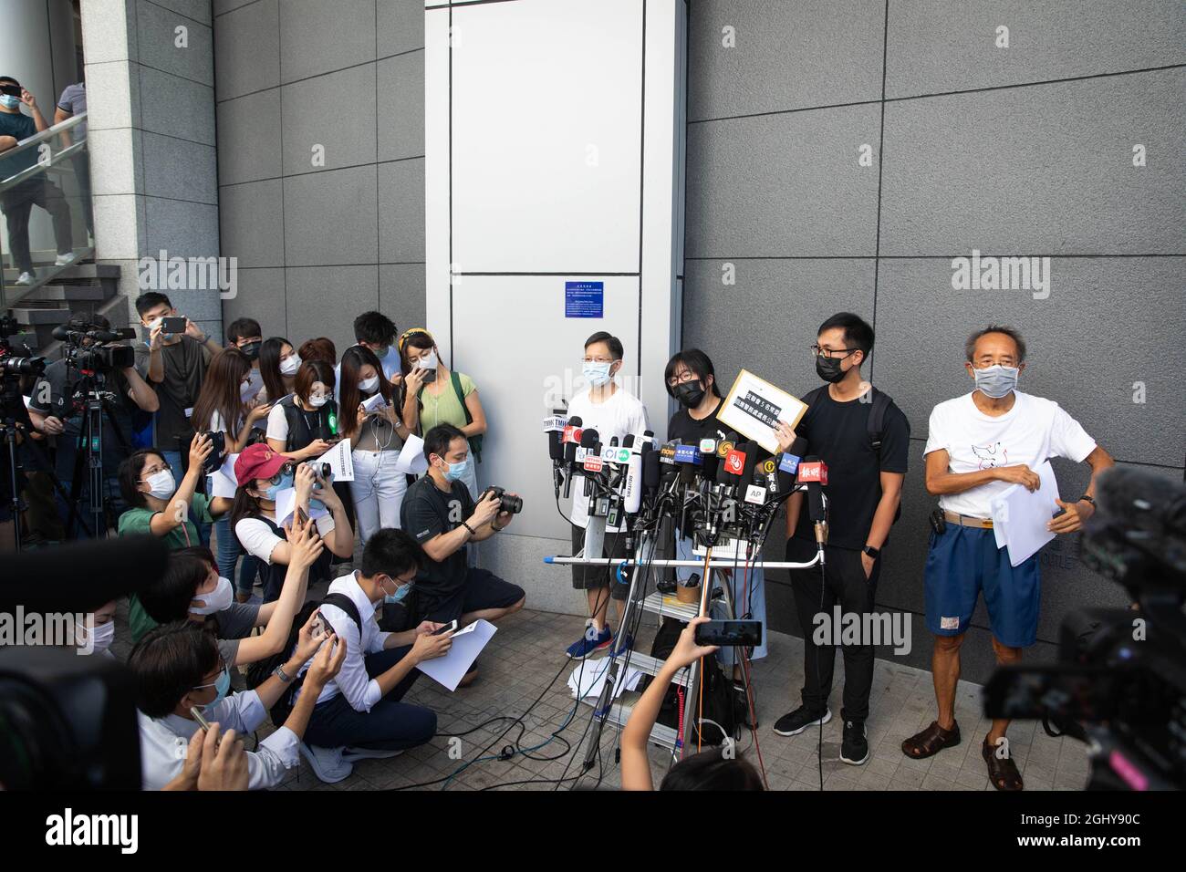 Quatre membres du comité permanent de l'Alliance de Hong Kong sont vus devant la presse à leur arrivée au siège de la police de Hong Kong pour remettre leur lettre de rejet officielle à la police de sécurité nationale. Les membres du comité permanent de l'Alliance de Hong Kong pour le soutien des mouvements démocratiques patriotiques de Chine ont A rejeté la demande d'information sur ses membres, ses finances et ses opérations, et s'est rendu au siège de la police de Hong Kong pour remettre officiellement leur lettre de rejet. Le secrétaire à la sécurité, Chris Tang Ping-keung, a plus tard parlé à la presse cet après-midi de la question, faisant état de fonctionnaires Banque D'Images