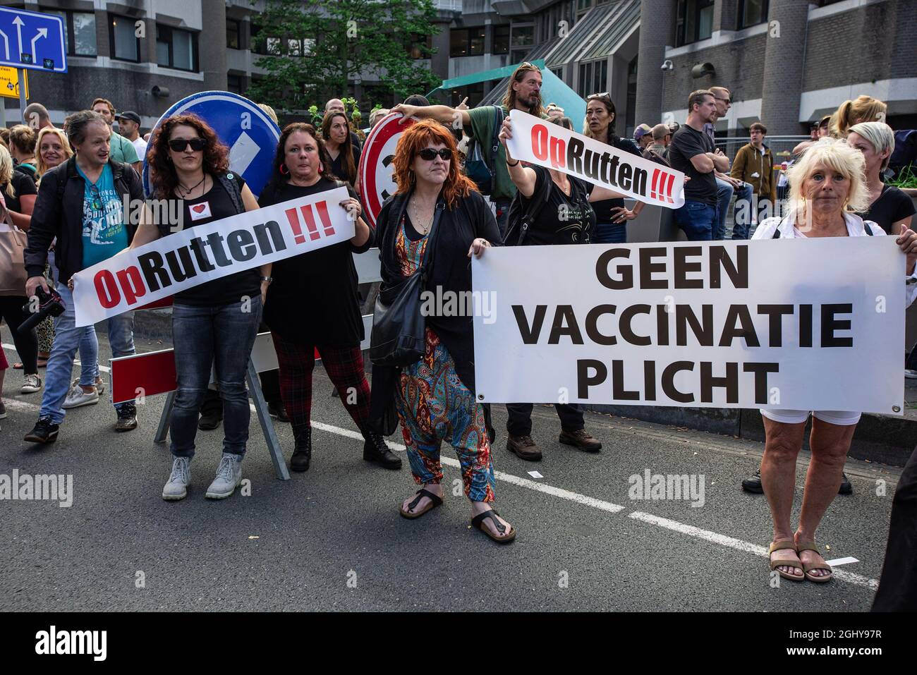 La Haye, pays-Bas. 07septembre 2021. Manifestants avec baner: «AUCUNE OBLIGATION DE VACCINATION» devant l'entrée du nouveau Parlement temporaire; alors que les manifestants accueillent de nouveau les parlementaires néerlandais à leur retour d'une pause estivale. Quelques centaines de manifestants se sont rassemblés devant le nouveau Parlement néerlandais ce matin, manifestant contre les mesures de corona et ce qu'ils considèrent comme un gouvernement dictatorial. Le bâtiment est une maison temporaire comme la rénovation du Binnenhof le siège du gouvernement néerlandais prendra plus de 5.5 ans. Crédit : SOPA Images Limited/Alamy Live News Banque D'Images