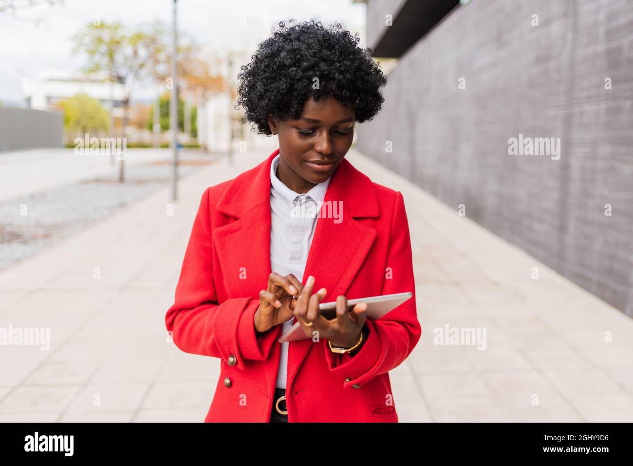 Afro-américaine femme utilisant une tablette numérique en plein air dans la rue. Banque D'Images