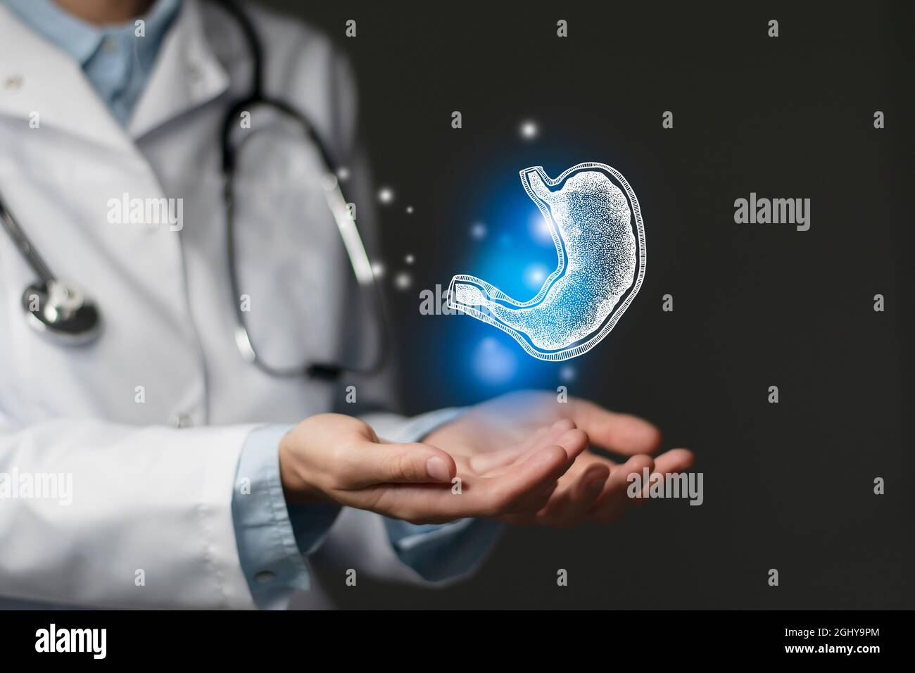 Problèmes d'estomac concept médical. Photo d'une femme médecin, espace vide. Banque D'Images