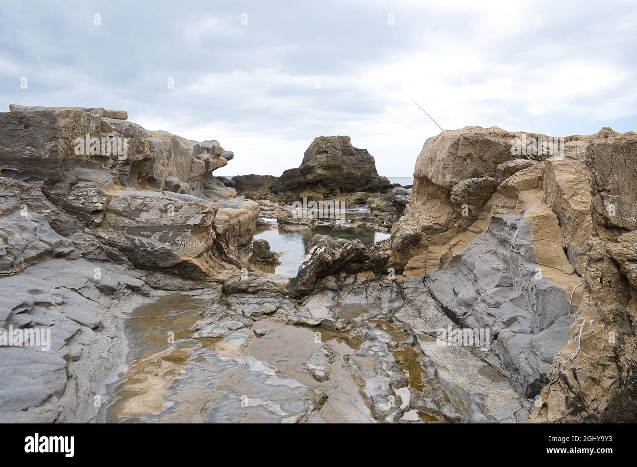 plage avec rochers sur la côte de la ville de Morarira dans la province d'Alicante, Communauté Valencienne, Espagne. Vue Banque D'Images