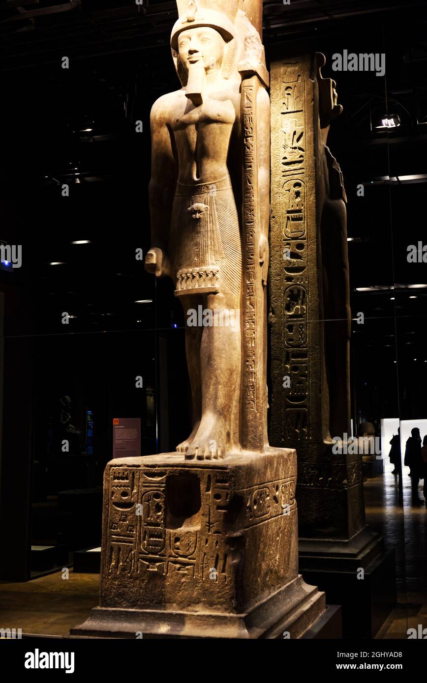 TURIN, ITALIE - 05 avril 2021 : une photo verticale de la statue du pharaon égyptien Seti II dans le Musée égyptien de Turin, Italie Banque D'Images