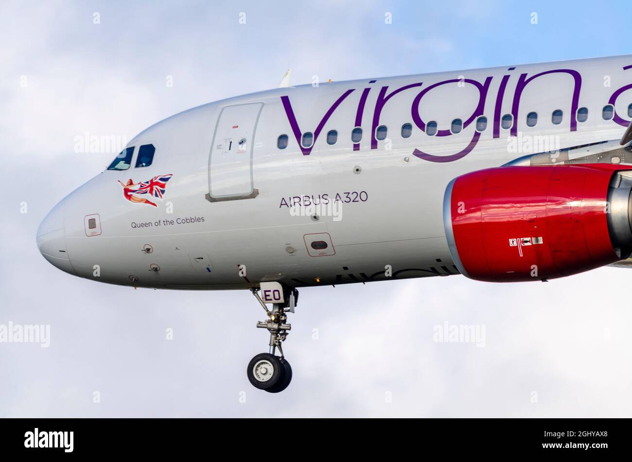 L'avion de ligne Airbus A320 Virgin Atlantic en finale débarque à l'aéroport Heathrow de Londres. Nommée Reine des pavés, connexion à Coronation Street Banque D'Images