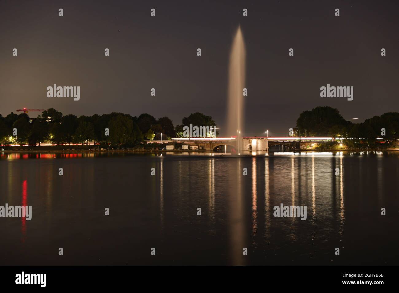Hambourg, Allemagne. 07septembre 2021. La fontaine Alster non éclairée se démarque du ciel nocturne. Hambourg participe à la « nuit de la Terre » pour attirer l'attention sur la pollution lumineuse persistante la nuit. La nuit Terre est destinée à établir un signe visible pour moins de lumière artificielle. La campagne est une initiative des « Godfathers de la nuit », qui vise à réduire la pollution lumineuse. Crédit : Ulrich Perrey/dpa/Alay Live News Banque D'Images