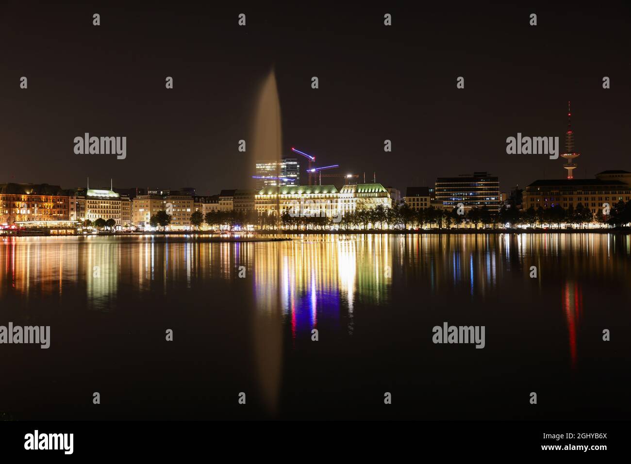 Hambourg, Allemagne. 07septembre 2021. La fontaine Alster non éclairée se démarque du ciel nocturne. Hambourg participe à la « nuit de la Terre » pour attirer l'attention sur la pollution lumineuse persistante la nuit. La nuit Terre est destinée à établir un signe visible pour moins de lumière artificielle. La campagne est une initiative des « Godfathers de la nuit », qui vise à réduire la pollution lumineuse. Crédit : Ulrich Perrey/dpa/Alay Live News Banque D'Images
