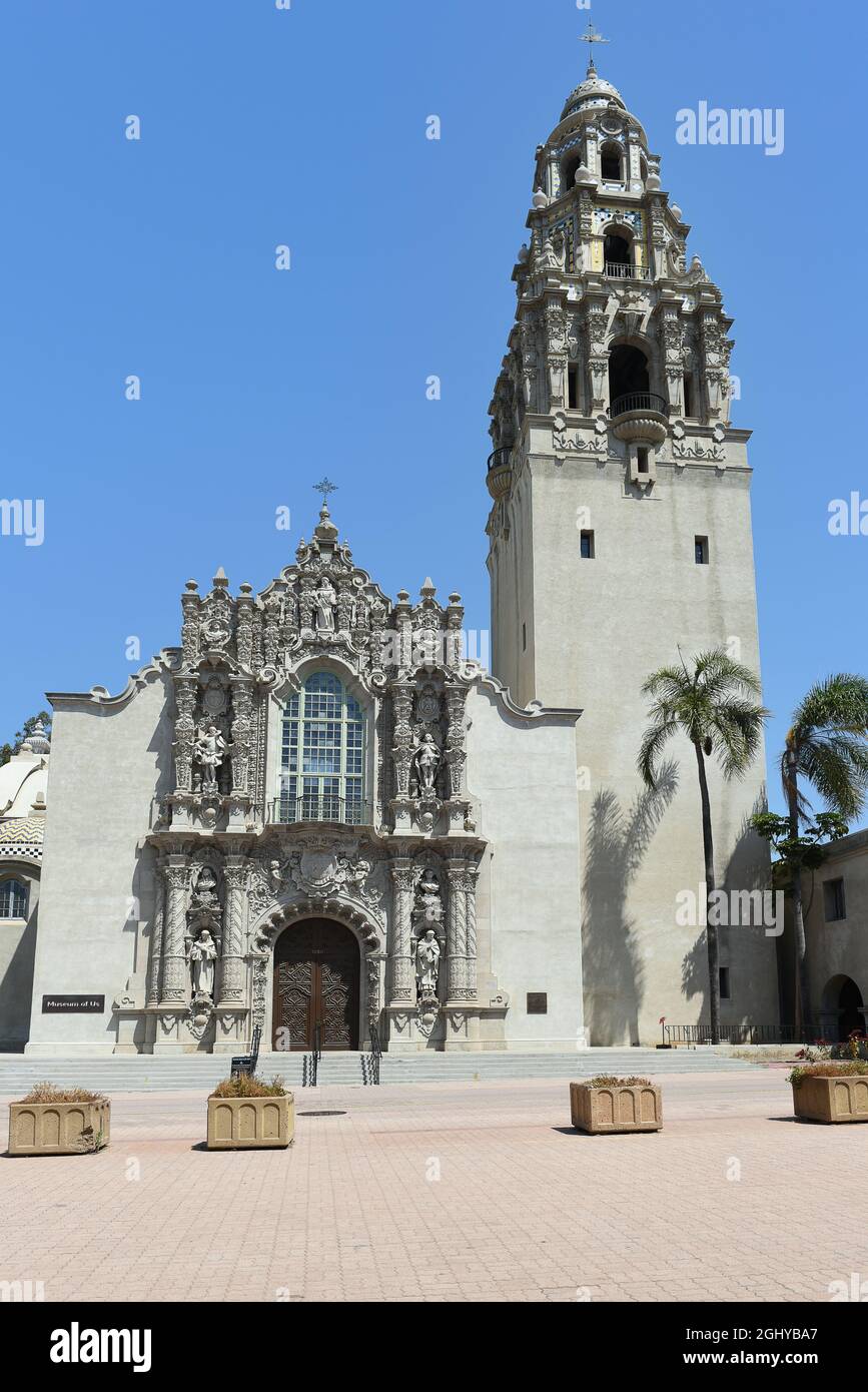 SAN DIEGO, CALIFORNIE - 25 AOÛT 2021 : le musée de nous et la tour de Californie dans le parc Balboa. Banque D'Images