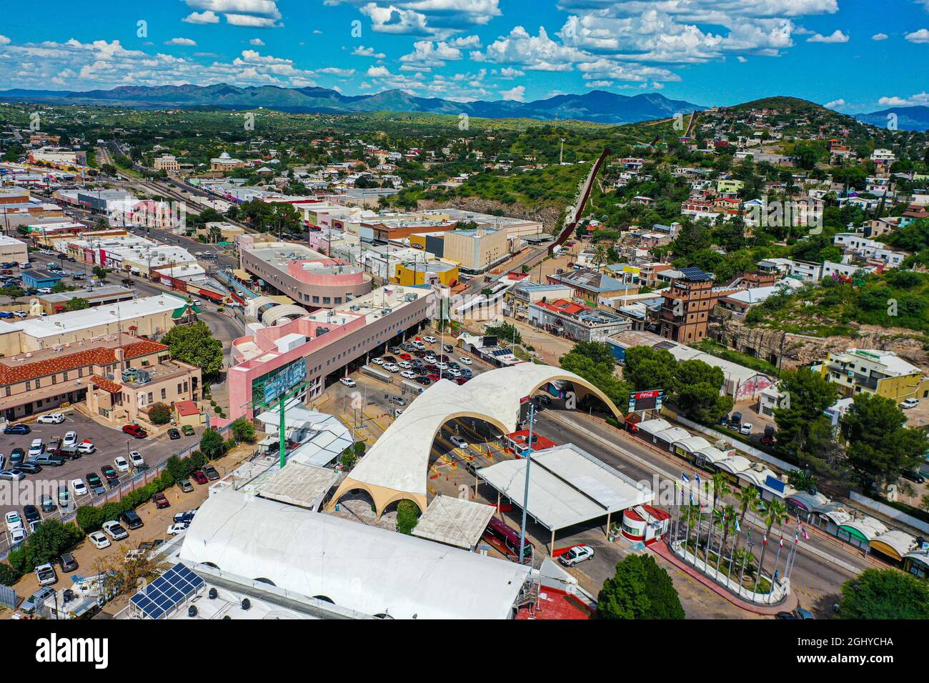 Mur frontalier et portier à Nogales Sonora au Mexique et Nogales Arizona aux États-Unis. Passage frontalier, point d'entrée de l'Institut national du mouvement, INM, Nogales Customs - pont international de Nogales - Port frontalier de Nogales. Heroica Nogales, UE, États-Unis, Border, Garita, paroi de bordure, migration. (Photo de Luis Gutierrez / NortePhoto.com) Muro fronterizo y garita en Nogales Sonora en Mexico y Nogales Arizona en Estados Unidos. Cruce fornterizo, Punto de internacion del Instituto Nacional de Mogracion, INM, Aduana Nogales - Puente Internacional Nogales- Puerto Fronterizo Nogales. Banque D'Images